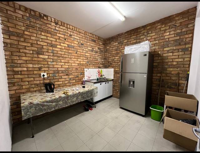 195M² WAREHOUSE TO LET IN STRIJDOMPARK